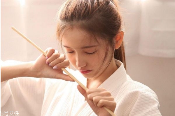 l型假體和柳葉形假體哪個(gè)好 l型假體和柳葉形假體的區(qū)別