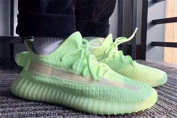 yeezy 350熒光綠開箱測評 椰子350夜光實(shí)物效果 yeezy 350熒光綠開箱測評 椰子350夜光實(shí)物效果
