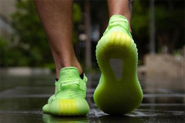 yeezy 350熒光綠真假辨別 椰子350熒光綠真假對比 yeezy 350熒光綠真假辨別 椰子350熒光綠真假對比