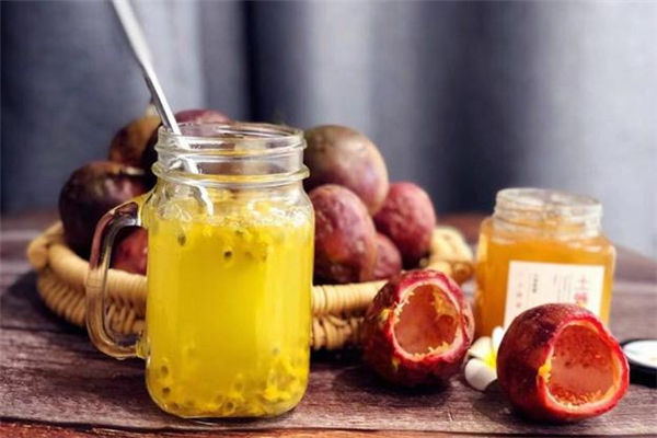 百香果可以和檸檬一起泡水嗎 檸檬百香果茶做法 百香果可以和檸檬一起泡水嗎 檸檬百香果茶做法