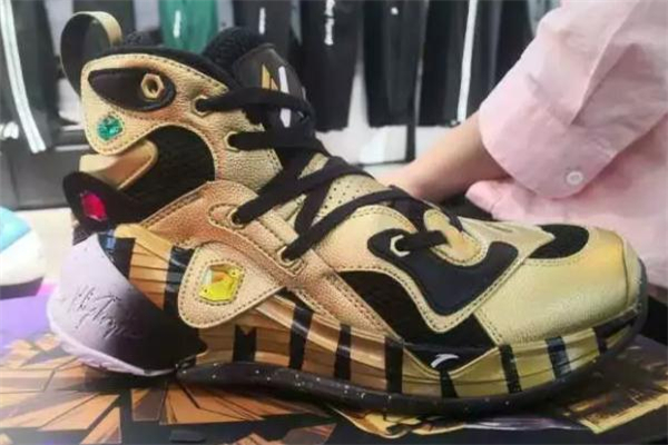 安踏kt4無(wú)限手套多少錢(qián) kt4滅霸金無(wú)限手套配色 安踏kt4無(wú)限手套多少錢(qián) kt4滅霸金無(wú)限手套配色