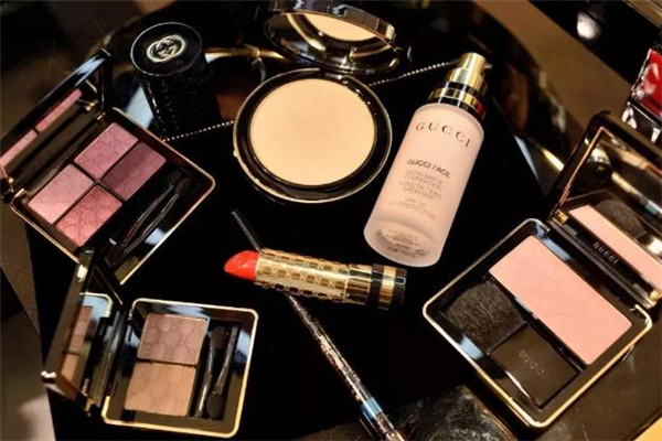 過(guò)期化妝品屬于什么垃圾 過(guò)期化妝品丟什么垃圾桶 過(guò)期化妝品屬于什么垃圾 過(guò)期化妝品丟什么垃圾桶