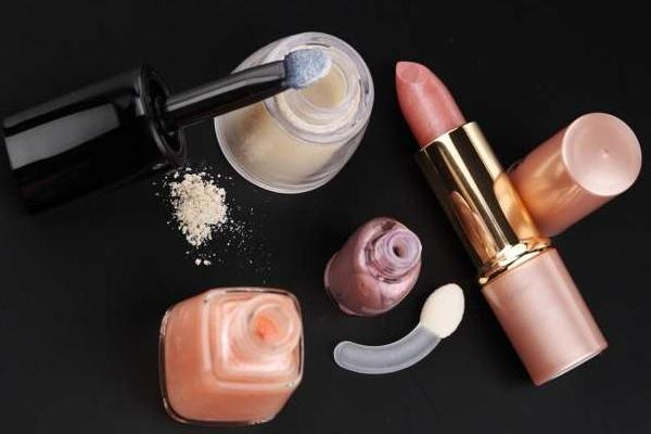 過(guò)期化妝品屬于什么垃圾 過(guò)期化妝品丟什么垃圾桶 過(guò)期化妝品屬于什么垃圾 過(guò)期化妝品丟什么垃圾桶