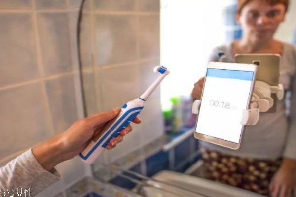 電動(dòng)牙刷買回來(lái)要先充電嗎 電動(dòng)牙刷充不進(jìn)電怎么回事 電動(dòng)牙刷買回來(lái)要先充電嗎 電動(dòng)牙刷充不進(jìn)電怎么回事