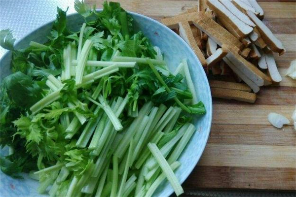 水芹菜是什么季節(jié)的 水芹菜一般是哪個季節(jié)吃的 水芹菜是什么季節(jié)的 水芹菜一般是哪個季節(jié)吃的