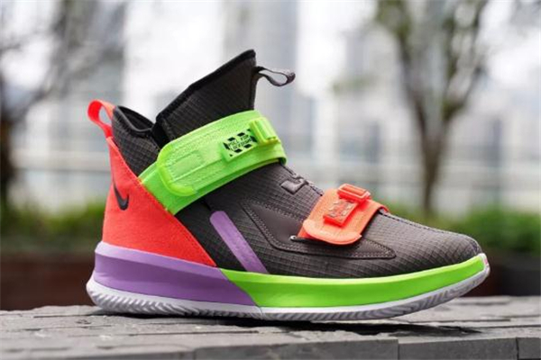 耐克詹姆斯士兵13開箱測評 lbj13開箱評測 耐克詹姆斯士兵13開箱測評 lbj13開箱評測