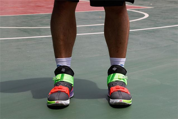 耐克詹姆斯士兵13實戰(zhàn)測評 lbj13實戰(zhàn)腳感評測 耐克詹姆斯士兵13實戰(zhàn)測評 lbj13實戰(zhàn)腳感評測