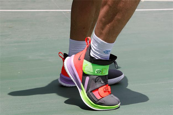 耐克詹姆斯士兵13實戰(zhàn)測評 lbj13實戰(zhàn)腳感評測 耐克詹姆斯士兵13實戰(zhàn)測評 lbj13實戰(zhàn)腳感評測