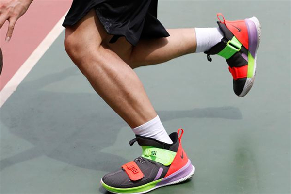 耐克詹姆斯士兵13實戰(zhàn)測評 lbj13實戰(zhàn)腳感評測 耐克詹姆斯士兵13實戰(zhàn)測評 lbj13實戰(zhàn)腳感評測