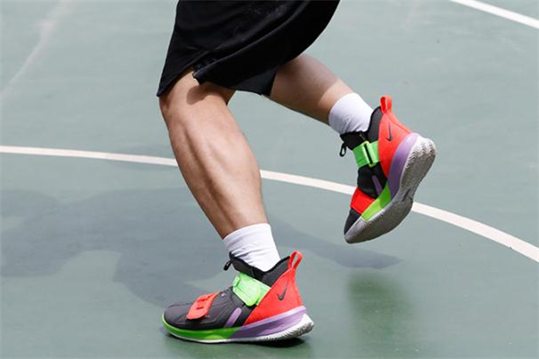 耐克詹姆斯士兵13實戰(zhàn)測評 lbj13實戰(zhàn)腳感評測 耐克詹姆斯士兵13實戰(zhàn)測評 lbj13實戰(zhàn)腳感評測