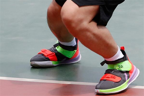 耐克詹姆斯士兵13實戰(zhàn)測評 lbj13實戰(zhàn)腳感評測 耐克詹姆斯士兵13實戰(zhàn)測評 lbj13實戰(zhàn)腳感評測