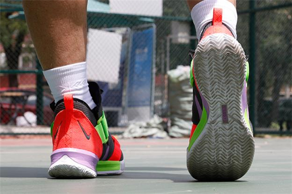 耐克詹姆斯士兵13實戰(zhàn)測評 lbj13實戰(zhàn)腳感評測 耐克詹姆斯士兵13實戰(zhàn)測評 lbj13實戰(zhàn)腳感評測