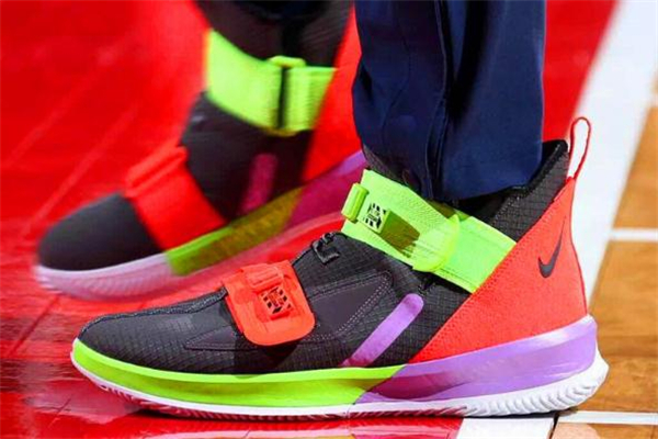 耐克詹姆斯士兵13實戰(zhàn)測評 lbj13實戰(zhàn)腳感評測 耐克詹姆斯士兵13實戰(zhàn)測評 lbj13實戰(zhàn)腳感評測