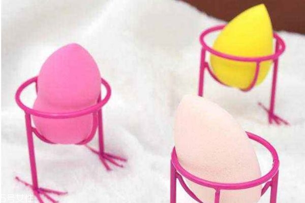 美妝蛋怎么上粉底液 怎么用美妝蛋上粉底 美妝蛋怎么上粉底液 怎么用美妝蛋上粉底