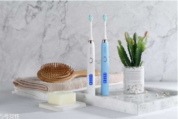 電動牙刷聲波式與旋轉(zhuǎn)式哪個好 兩者對比區(qū)別 電動牙刷聲波式與旋轉(zhuǎn)式哪個好 兩者對比區(qū)別