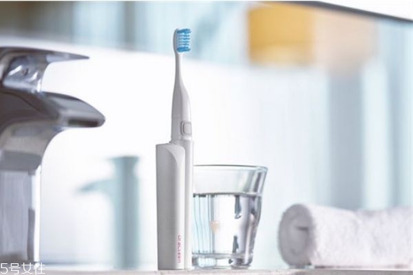 電動牙刷聲波式與旋轉(zhuǎn)式哪個好 兩者對比區(qū)別 電動牙刷聲波式與旋轉(zhuǎn)式哪個好 兩者對比區(qū)別