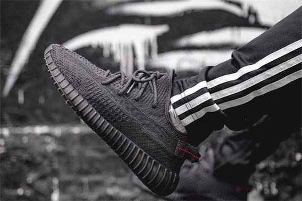 yeezy350黑天使搭配什么褲子好看 椰子黑天使配什么襪子 yeezy350黑天使搭配什么褲子好看 椰子黑天使配什么襪子