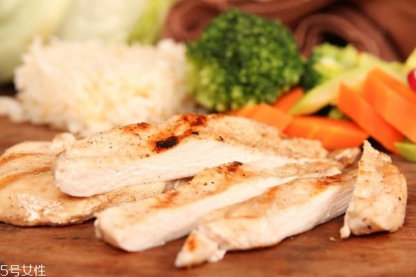 健身一天吃多少雞胸肉 增肌雞胸肉的做法大全 健身一天吃多少雞胸肉 增肌雞胸肉的做法大全