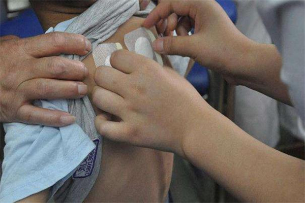 三伏貼下雨天可以貼嗎 貼三伏貼要避開雨天嗎 三伏貼下雨天可以貼嗎 貼三伏貼要避開雨天嗎