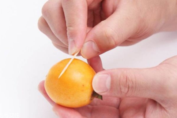 剝枇杷指甲黑了怎么辦 教你破枇杷不手黑的方法 剝枇杷指甲黑了怎么辦 教你破枇杷不手黑的方法