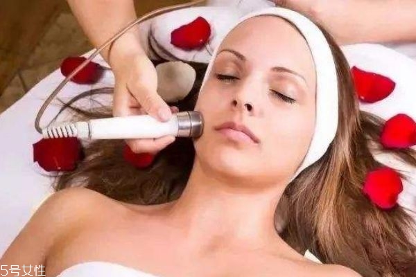 雙咪唑烷基脲在護(hù)膚品的作用 雙咪唑烷基脲對皮膚有傷害 雙咪唑烷基脲在護(hù)膚品的作用 雙咪唑烷基脲對皮膚有傷害