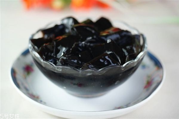 龜苓膏粉是什么做的 如何辨別龜苓膏粉的好壞 龜苓膏粉是什么做的 如何辨別龜苓膏粉的好壞