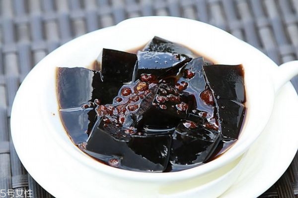 龜苓膏哺乳期能吃嗎 哺乳期不能吃龜苓膏的原因 龜苓膏哺乳期能吃嗎 哺乳期不能吃龜苓膏的原因