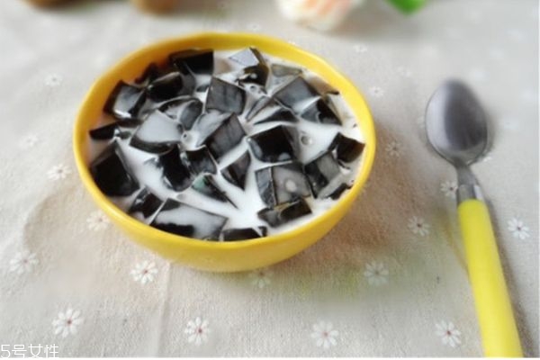 龜苓膏哺乳期能吃嗎 哺乳期不能吃龜苓膏的原因 龜苓膏哺乳期能吃嗎 哺乳期不能吃龜苓膏的原因