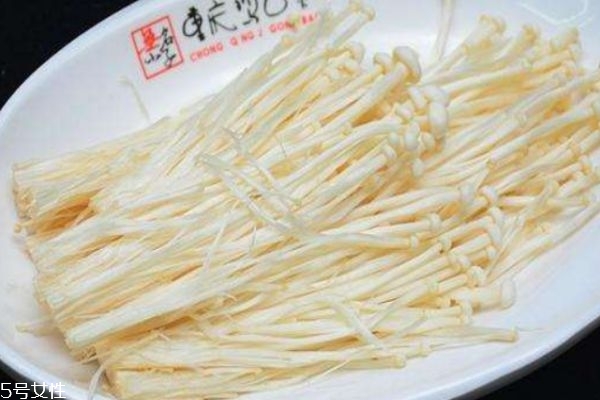 金針菇是一種什么菇 食用金針菇有什么好處 金針菇是一種什么菇 食用金針菇有什么好處