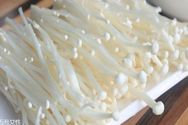 金針菇是一種什么菇 食用金針菇有什么好處 金針菇是一種什么菇 食用金針菇有什么好處