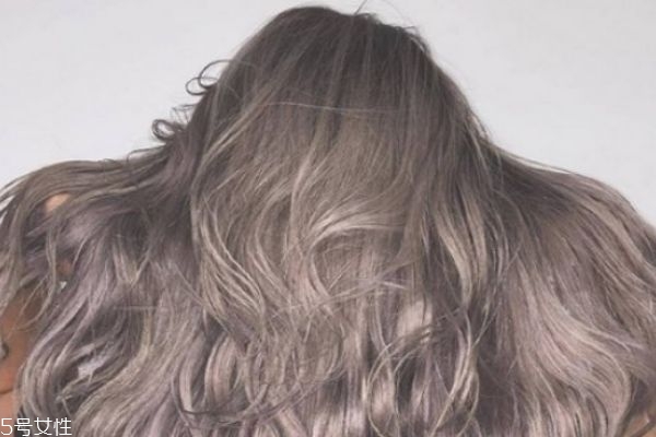 奶茶色頭發(fā)屬于哪個色系 白皙肌膚最適合奶茶色 奶茶色頭發(fā)屬于哪個色系 白皙肌膚最適合奶茶色