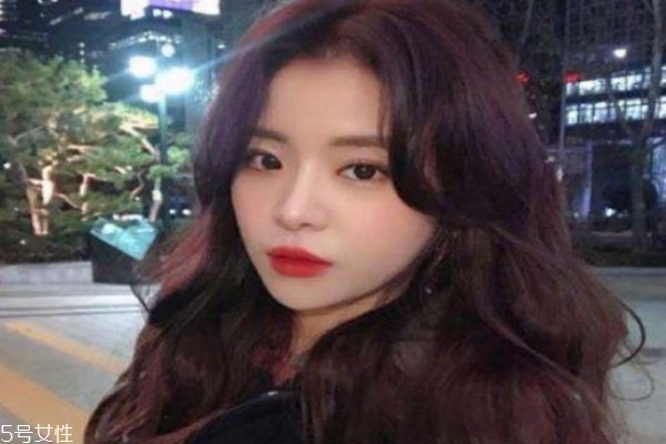 卷發(fā)比直發(fā)顯老嗎 選對(duì)發(fā)型很關(guān)鍵 卷發(fā)比直發(fā)顯老嗎 選對(duì)發(fā)型很關(guān)鍵