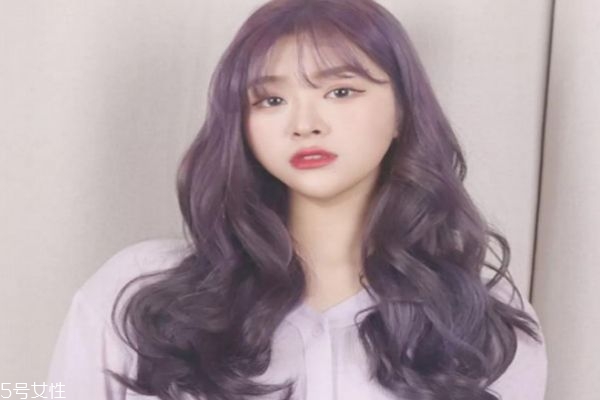 卷發(fā)比直發(fā)顯老嗎 選對(duì)發(fā)型很關(guān)鍵 卷發(fā)比直發(fā)顯老嗎 選對(duì)發(fā)型很關(guān)鍵