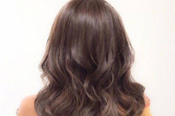 卷發(fā)比直發(fā)顯老嗎 選對(duì)發(fā)型很關(guān)鍵 卷發(fā)比直發(fā)顯老嗎 選對(duì)發(fā)型很關(guān)鍵