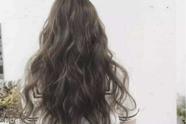 卷發(fā)比直發(fā)顯老嗎 選對(duì)發(fā)型很關(guān)鍵 卷發(fā)比直發(fā)顯老嗎 選對(duì)發(fā)型很關(guān)鍵