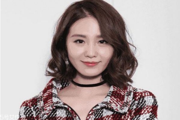 卷發(fā)比直發(fā)顯老嗎 選對(duì)發(fā)型很關(guān)鍵 卷發(fā)比直發(fā)顯老嗎 選對(duì)發(fā)型很關(guān)鍵