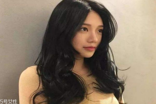 卷發(fā)比直發(fā)顯老嗎 選對(duì)發(fā)型很關(guān)鍵 卷發(fā)比直發(fā)顯老嗎 選對(duì)發(fā)型很關(guān)鍵