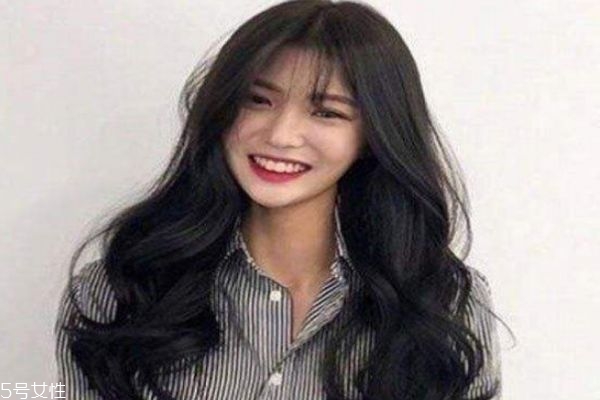 卷發(fā)比直發(fā)顯老嗎 選對(duì)發(fā)型很關(guān)鍵 卷發(fā)比直發(fā)顯老嗎 選對(duì)發(fā)型很關(guān)鍵