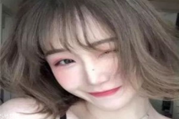 奶茶色頭發(fā)屬于哪個色系 白皙肌膚最適合奶茶色 奶茶色頭發(fā)屬于哪個色系 白皙肌膚最適合奶茶色