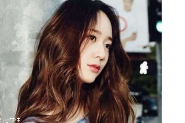 卷發(fā)比直發(fā)顯老嗎 選對(duì)發(fā)型很關(guān)鍵 卷發(fā)比直發(fā)顯老嗎 選對(duì)發(fā)型很關(guān)鍵