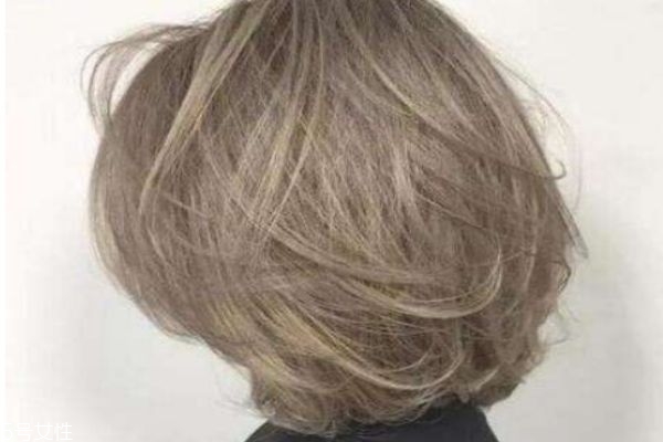 奶茶色頭發(fā)屬于哪個色系 白皙肌膚最適合奶茶色 奶茶色頭發(fā)屬于哪個色系 白皙肌膚最適合奶茶色