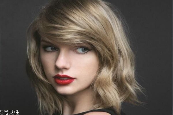 卷發(fā)比直發(fā)顯老嗎 選對(duì)發(fā)型很關(guān)鍵 卷發(fā)比直發(fā)顯老嗎 選對(duì)發(fā)型很關(guān)鍵