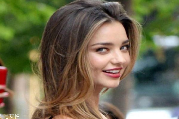 卷發(fā)比直發(fā)顯老嗎 選對(duì)發(fā)型很關(guān)鍵 卷發(fā)比直發(fā)顯老嗎 選對(duì)發(fā)型很關(guān)鍵