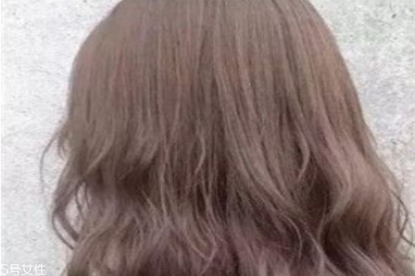 奶茶色頭發(fā)屬于哪個色系 白皙肌膚最適合奶茶色 奶茶色頭發(fā)屬于哪個色系 白皙肌膚最適合奶茶色