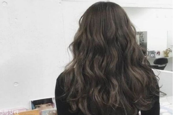 卷發(fā)比直發(fā)顯老嗎 選對(duì)發(fā)型很關(guān)鍵 卷發(fā)比直發(fā)顯老嗎 選對(duì)發(fā)型很關(guān)鍵