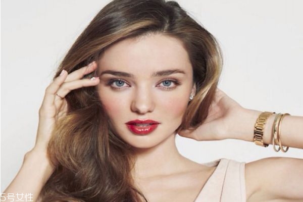 卷發(fā)比直發(fā)顯老嗎 選對(duì)發(fā)型很關(guān)鍵 卷發(fā)比直發(fā)顯老嗎 選對(duì)發(fā)型很關(guān)鍵