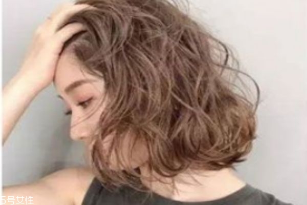 奶茶色頭發(fā)屬于哪個色系 白皙肌膚最適合奶茶色 奶茶色頭發(fā)屬于哪個色系 白皙肌膚最適合奶茶色