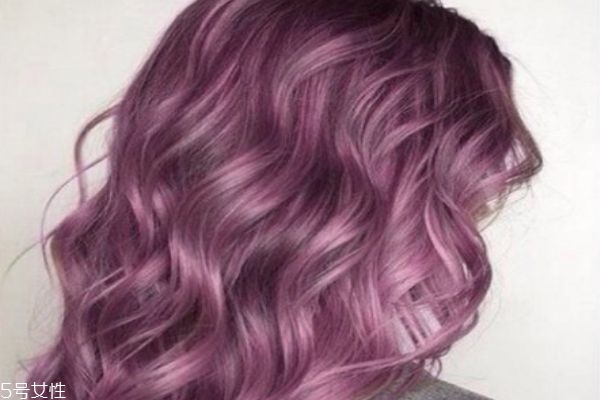 卷發(fā)比直發(fā)顯老嗎 選對(duì)發(fā)型很關(guān)鍵 卷發(fā)比直發(fā)顯老嗎 選對(duì)發(fā)型很關(guān)鍵