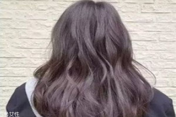 奶茶色頭發(fā)屬于哪個色系 白皙肌膚最適合奶茶色 奶茶色頭發(fā)屬于哪個色系 白皙肌膚最適合奶茶色