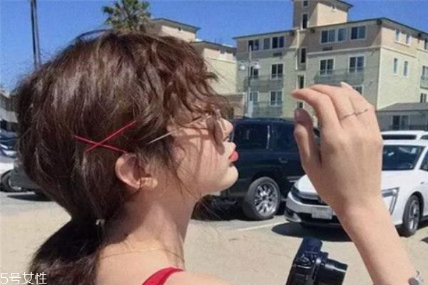 奶茶色頭發(fā)屬于哪個色系 白皙肌膚最適合奶茶色 奶茶色頭發(fā)屬于哪個色系 白皙肌膚最適合奶茶色